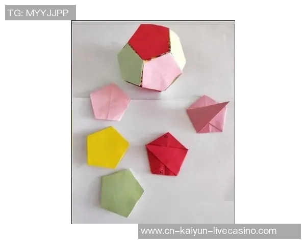 探索足球折纸的艺术与技巧让创意在纸上飞扬